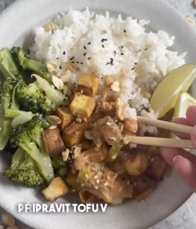 Tofu v&nbsp;arašídové omáčce 🥜 To si zamiluje každý z&nbsp;vás 👌🏻 @maruskaveg